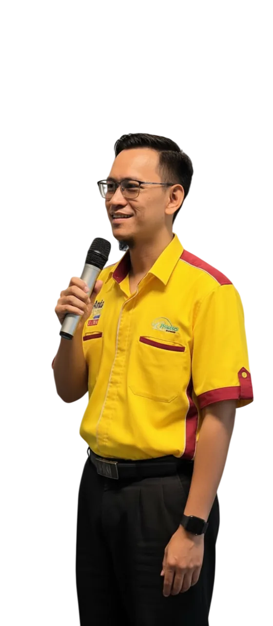 Penceramah lelaki program ABJZ memegang mikrofon